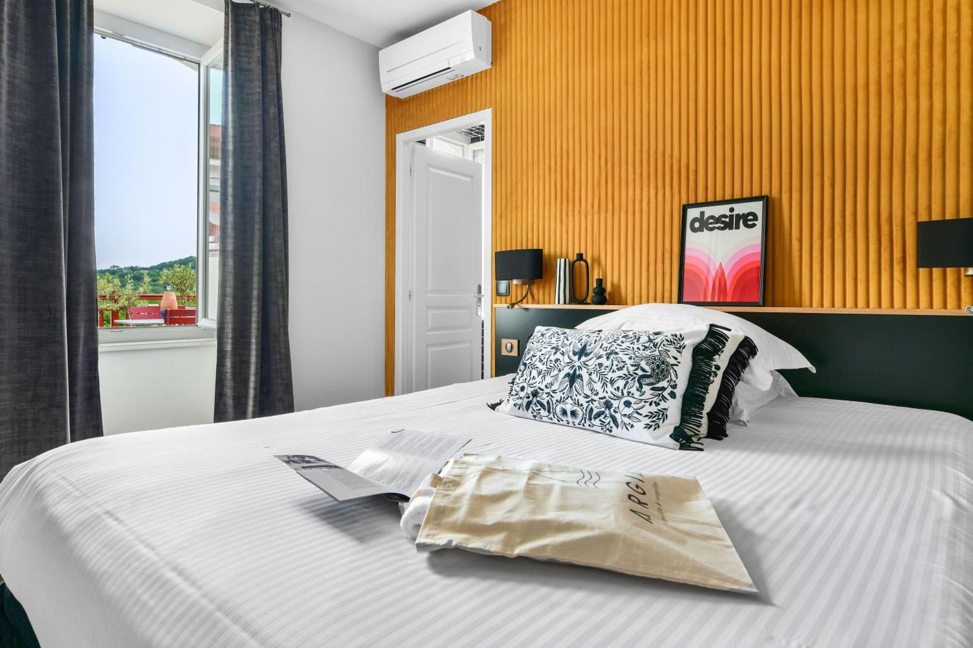 Hotel Argia Hasparren Bagian luar foto